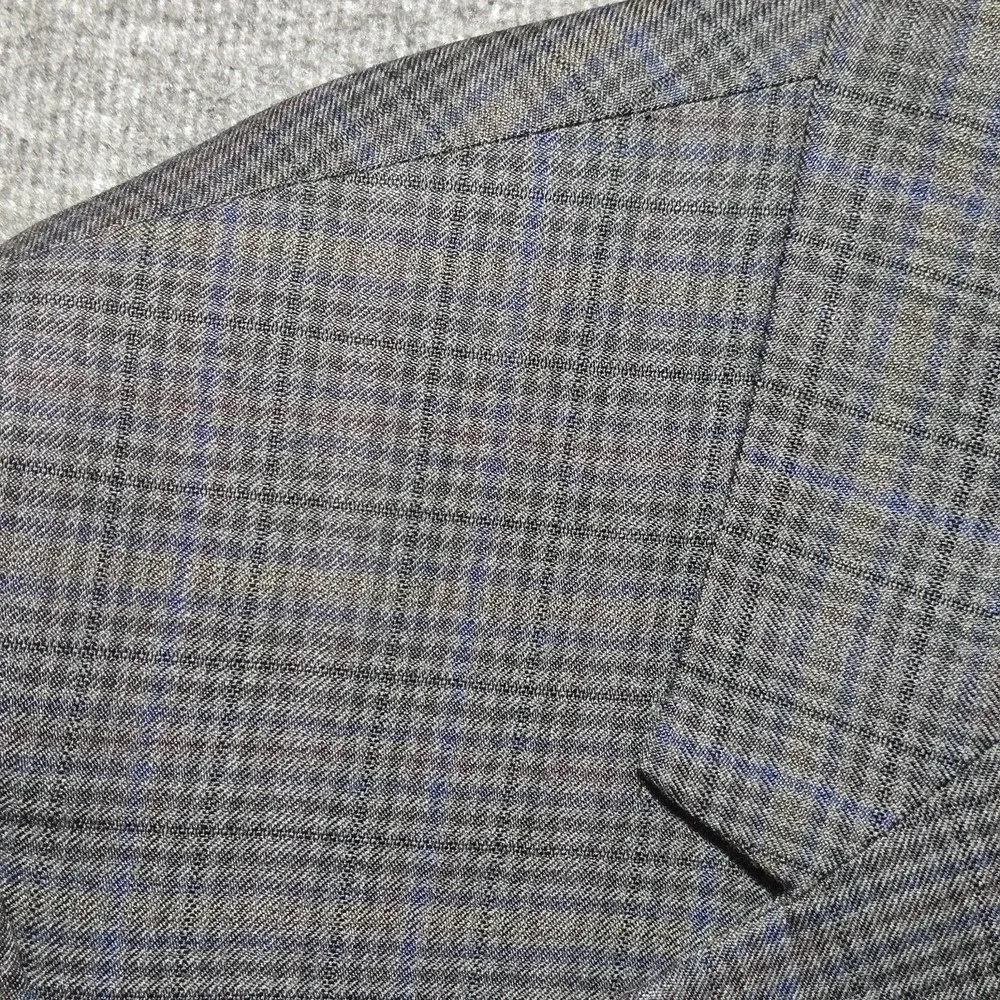 Jos A Bank Signature Sport Coat 48R Gray Windowpane Plaid Wool And Silk Blazer
